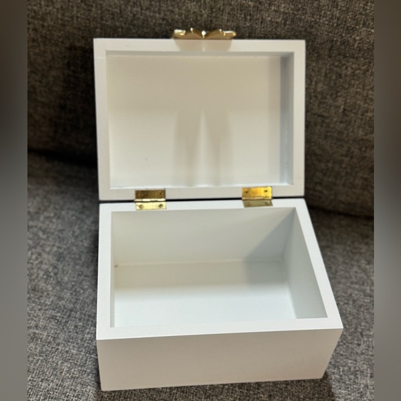 CHANEL White Box with Gold Bow Accent - Picture 5 of 6